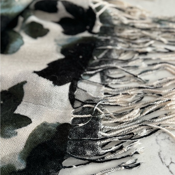 H&M Black and Cream Floral Scarf NWT - Picture 5 of 6